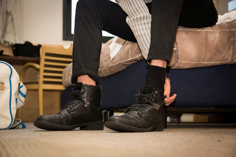 آیا پوشیدن کفش در منزل کار درستی است؟